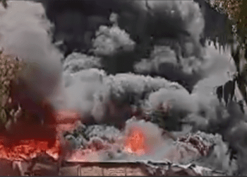 Drame à Zébé Marao : Un incendie ravage trois entrepôts et met en lumière un danger caché